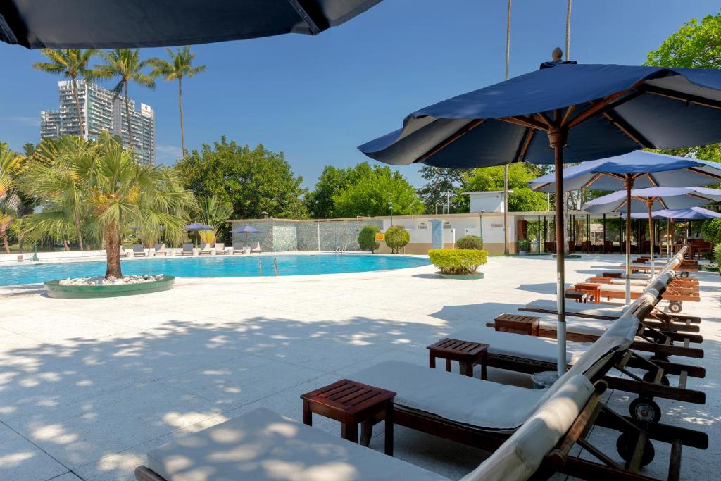 Bazén v ubytování Inya Lake Hotel Yangon nebo v jeho okolí