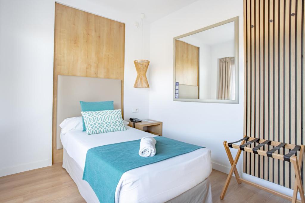 เตียงในห้องที่ Bahía de Alcudia Hotel & Spa
