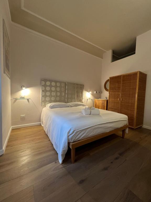 フィレンツェにあるBed&Bed Cassiaのベッドルーム(大きな白いベッド1台、ランプ2つ付)