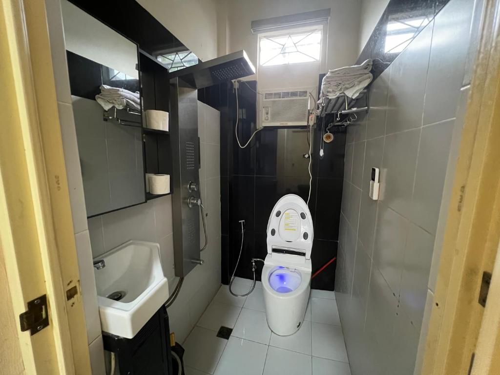 ein kleines Bad mit WC und Waschbecken in der Unterkunft Furutech Resort in Malolos