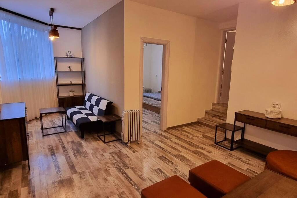 uma sala de estar com um sofá e uma cadeira em Sweet Home Apartament em Smolyan