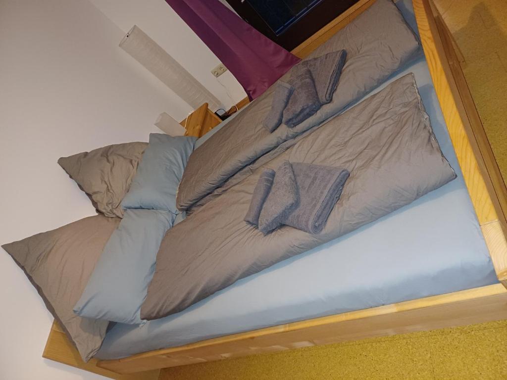 ein Bett mit drei Kissen darüber in der Unterkunft Das Tor zur Rhön 