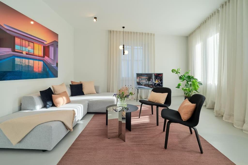 salon z kanapą, stołem i krzesłami w obiekcie Modernes Flair: Designer-Apartment in Top-Lage! w mieście Wittlich