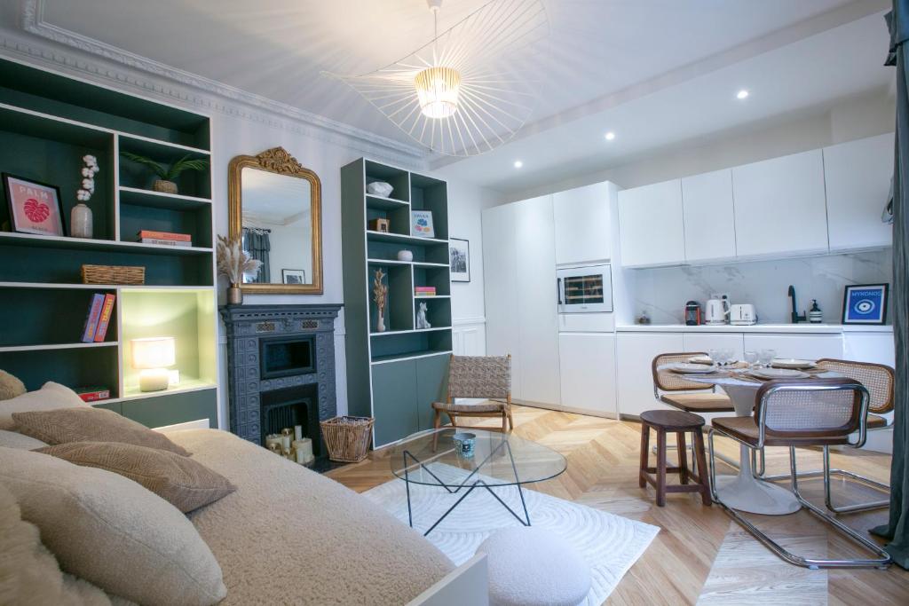 un salon avec un lit et une salle à manger dans l'établissement Lovely Apartment near by Eiffel Tower - V90, à Paris