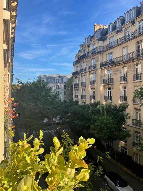 une vue depuis une fenêtre d'un bâtiment dans l'établissement Paris, grand appartement familial, porte Maillot, à Neuilly-sur-Seine