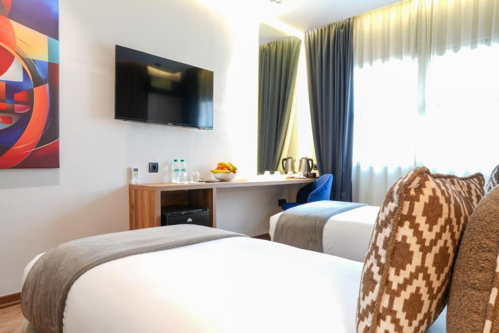 TV a/nebo společenská místnost v ubytování Le M Hôtel
