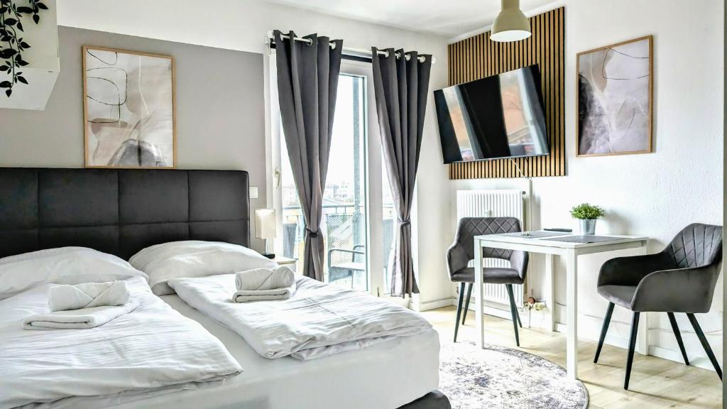 Schlafzimmer mit einem Bett, einem Tisch und Stühlen in der Unterkunft ANDRISS - Study & Work Apartments - WIFI - Kitchen in Kaiserslautern