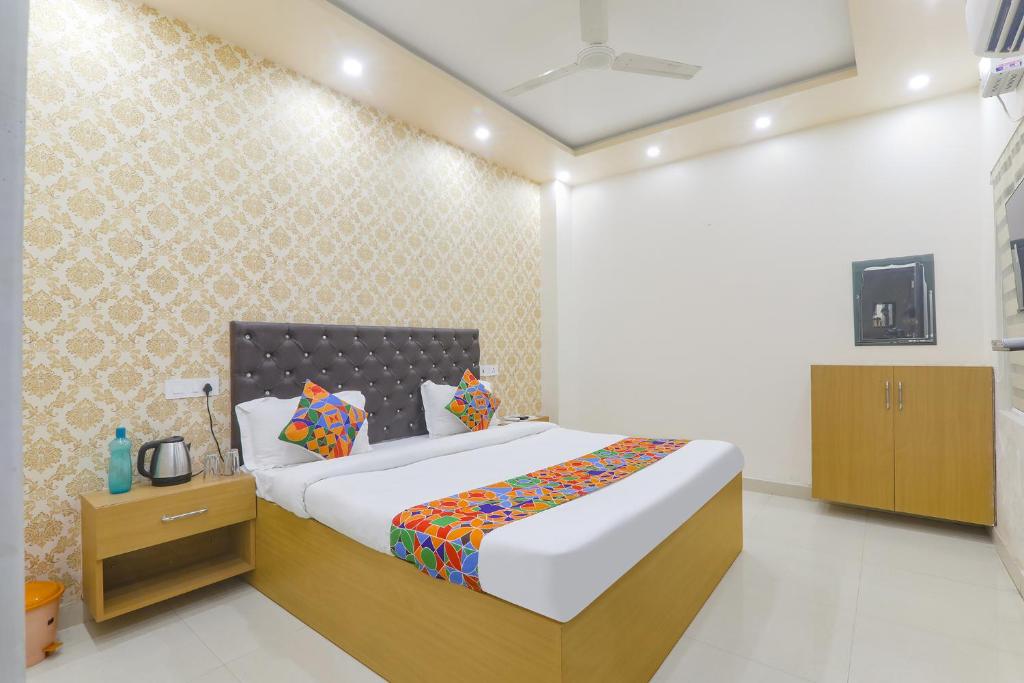 sypialnia z łóżkiem w pokoju w obiekcie FabHotel US Inn w mieście Waranasi