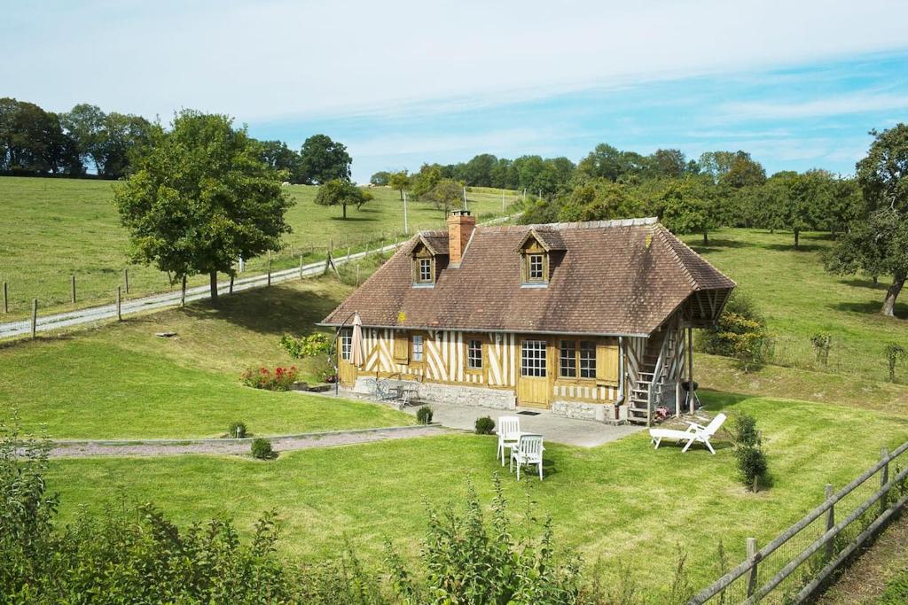 een luchtfoto van een huis in een veld bij La cour du manoir in Heuland
