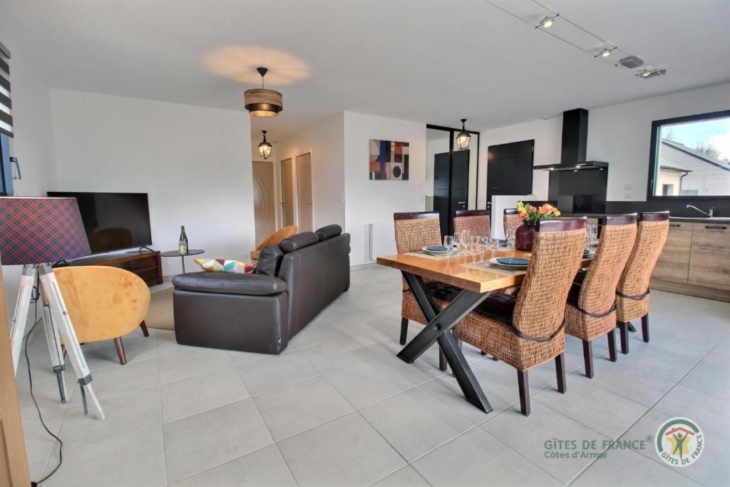 Un comedor con mesa y sillas en Villa armor azur, en Erquy