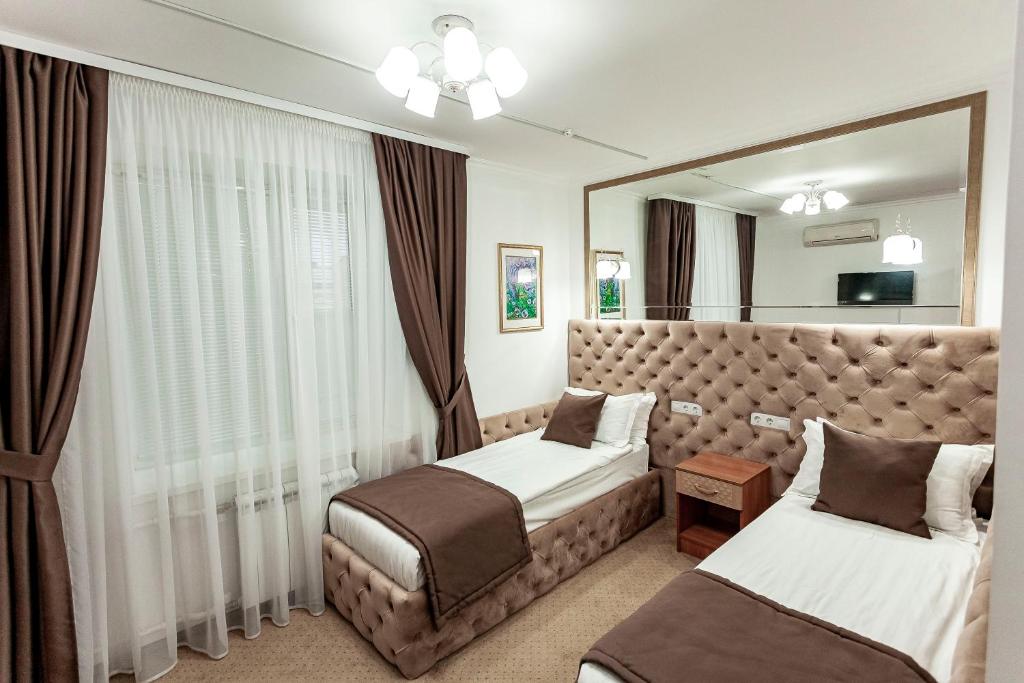 Giường trong phòng chung tại Kurmet Hotel