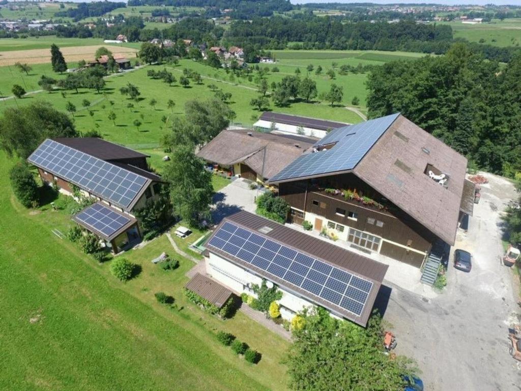 una vista aérea de una casa con paneles solares en Rehalp Osten - b48306, en Bischofszell