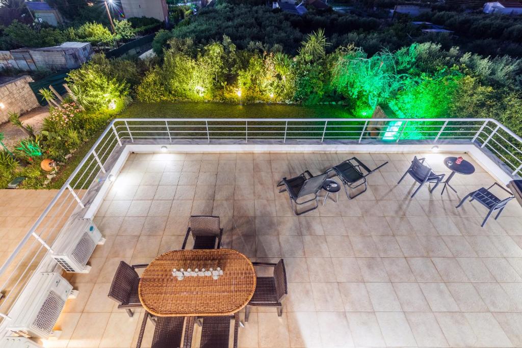 Balkón nebo terasa v ubytování WhiteBlue Spa Villa, By IdealStay Experience