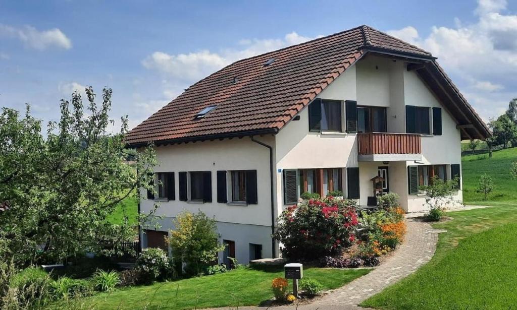 Casa blanca con techo marrón en Steinern - b48309, en Ufhusen