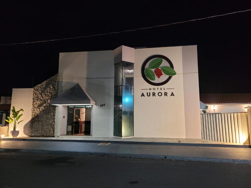 een gebouw met een bord dat staat voor hotel aluota bij Hotel Aurora in Olímpia
