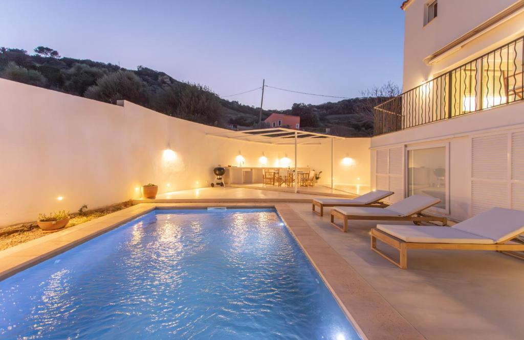 een zwembad in de achtertuin van een huis bij Casa Lluminosa, fabulosa y moderna casa de pueblo by Sonne Villas in Ferreries