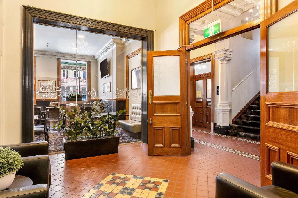 una entrada a un salón con puerta y plantas en Quality Inn The George Hotel Ballarat, en Ballarat