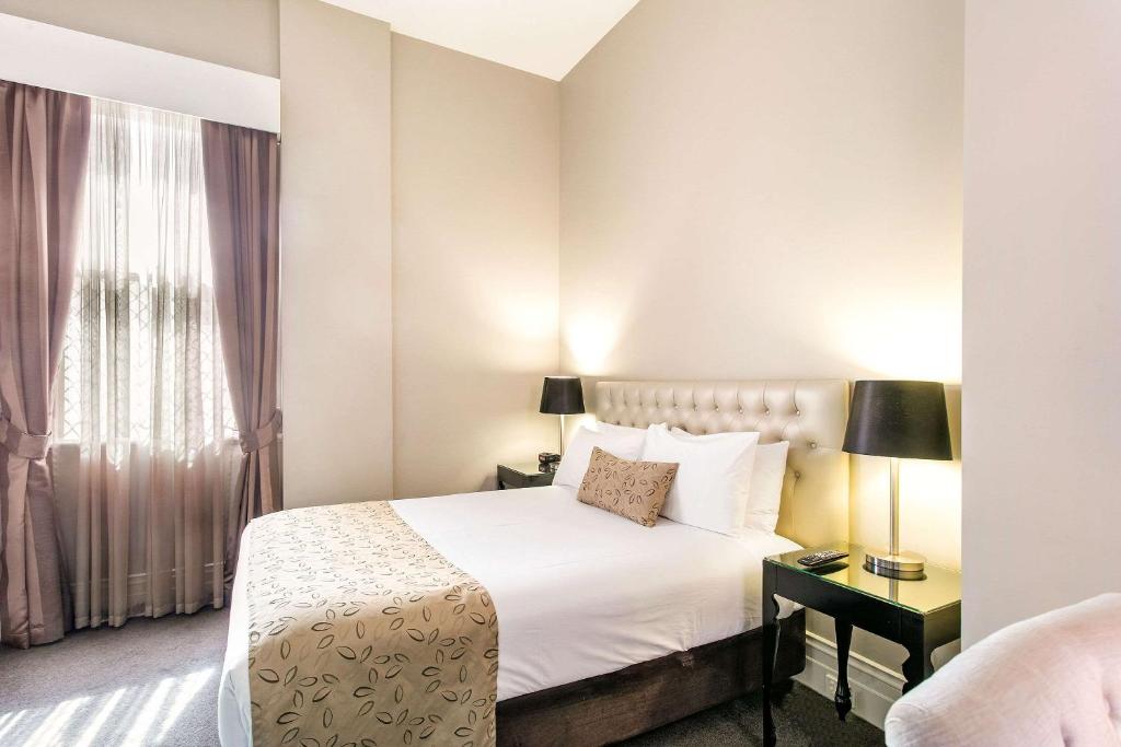 Postel nebo postele na pokoji v ubytování Quality Inn The George Hotel Ballarat