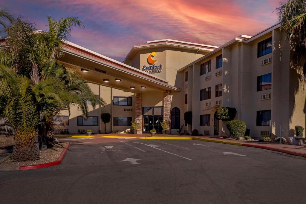 un hôtel avec un parking en face dans l'établissement Comfort Inn & Suites Rocklin, à Rocklin