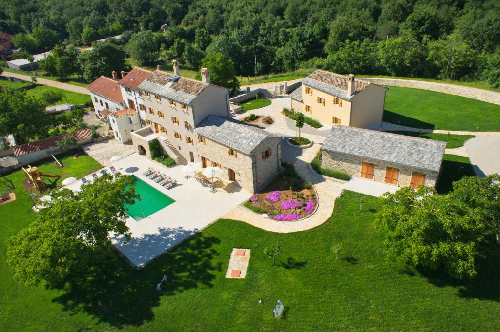 una vista aérea de una casa con piscina en Villa Poropati, Grožnjan, Istria - Luxury Countryside Estate for up to 19 persons - Large pool of 80m2 with kids section, en Grožnjan