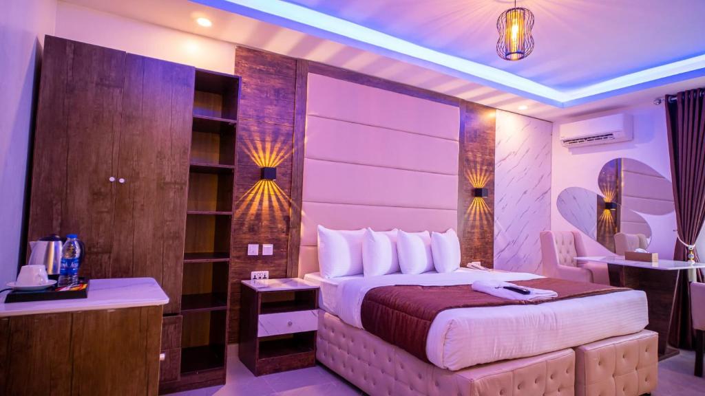 Un pat sau paturi într-o cameră la Presken Hotel