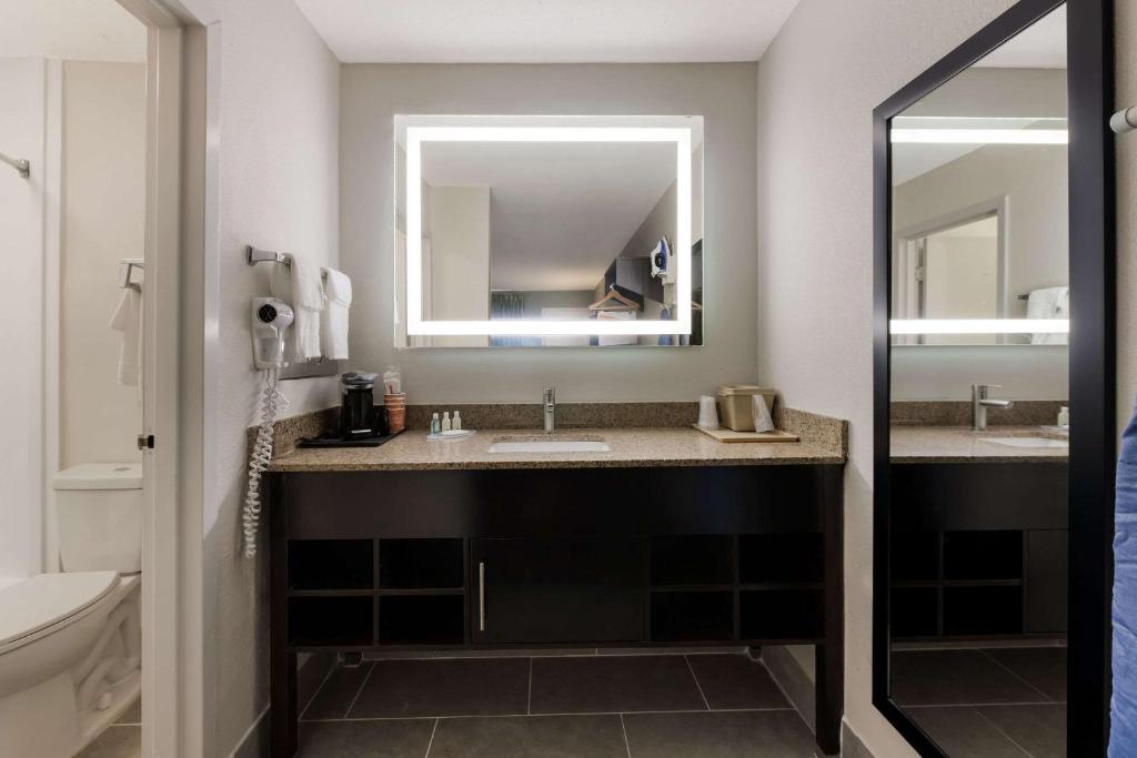 Quality Inn Orange Park Jacksonville - King Room - Non-Smoking - Pool View