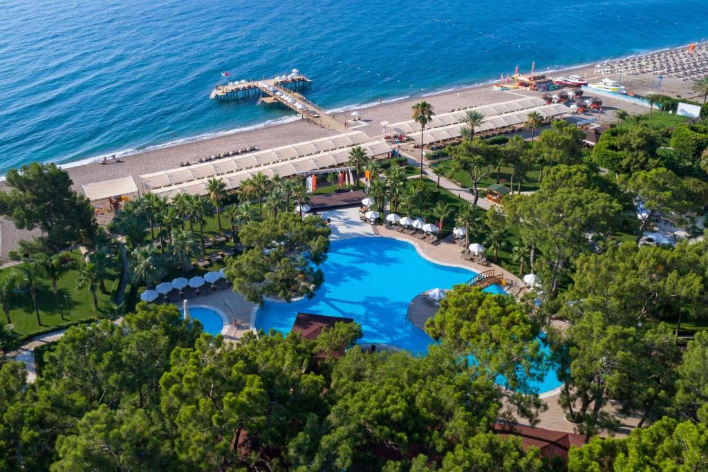 una vista aérea de un complejo junto al océano en Seven Seas Hotel Life - Ultra All Inclusive & Kids Concept, en Kemer