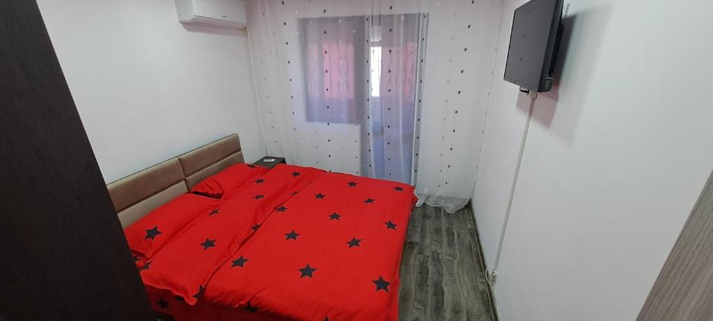 マンガリアにあるApartament Bratuのベッドルーム1室(黒い星の赤いベッド1台付)