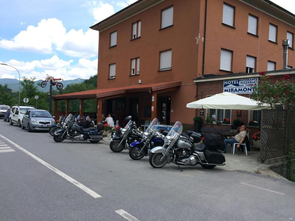 una fila di motociclette parcheggiate di fronte a un edificio di Hotel Miramonti a Gorreto