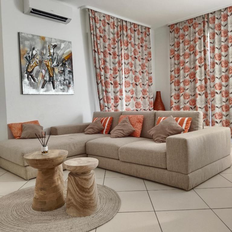 un salon avec un canapé et une table dans l'établissement COULEURS DES ILES , Fréjus-plage, à Fréjus