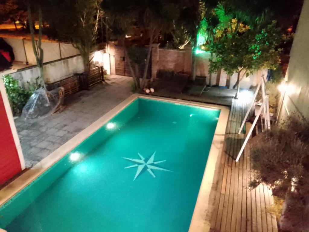 uma piscina à noite com uma estrela em Habitación en villa neo victoriana con piscina em Mar del Plata
