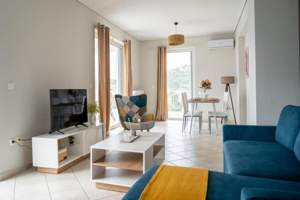 sala de estar con sofá azul y mesa en Breathtaking view apartment in Glyfada (AS_D1), en Atenas