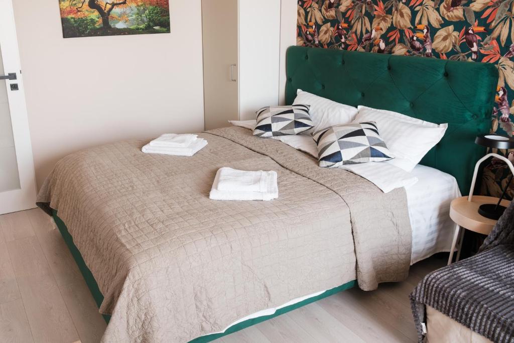 una camera da letto con un grande letto con due asciugamani di KONSTANZER Q-Residence a Iaşi