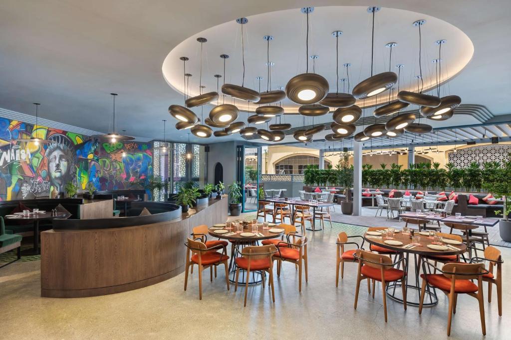 Restaurace v ubytování JA Ocean View Hotel, Jumeirah Beach Dubai