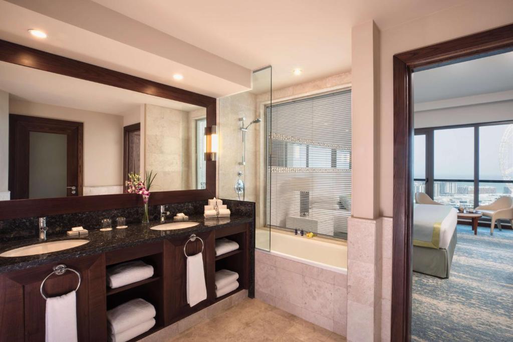 Koupelna v ubytování JA Ocean View Hotel, Jumeirah Beach Dubai