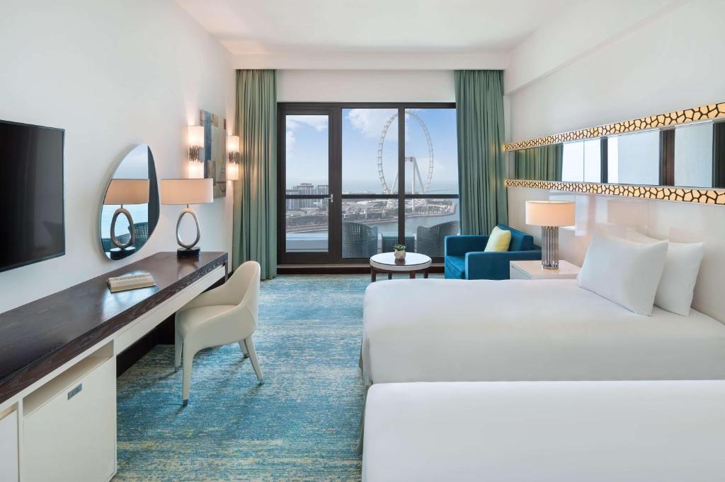 TV a/nebo společenská místnost v ubytování JA Ocean View Hotel, Jumeirah Beach Dubai