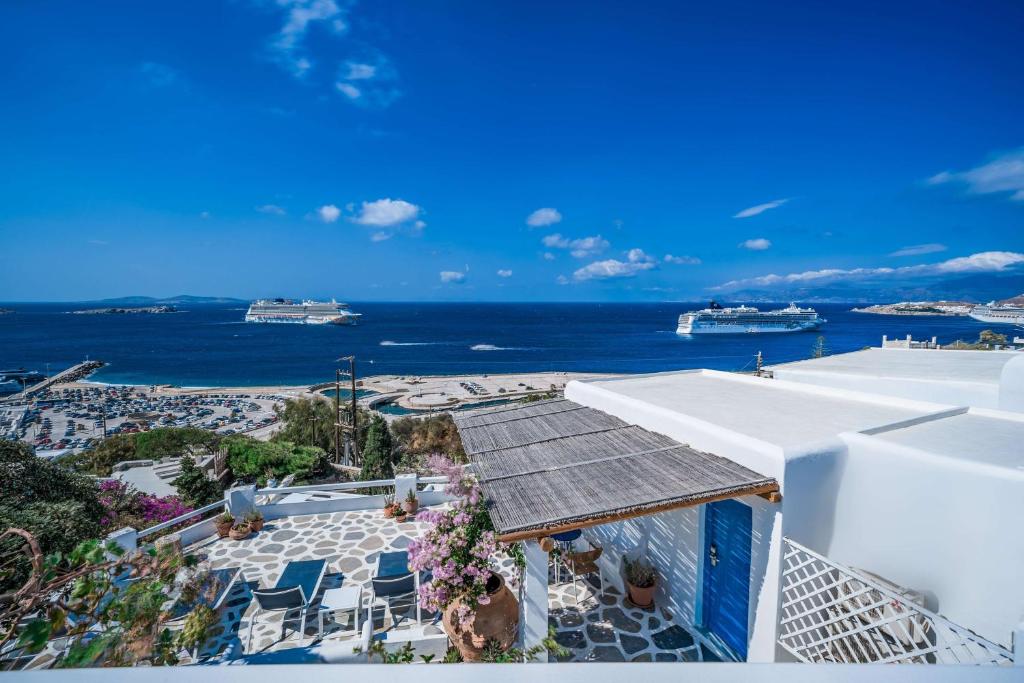 widok na ocean z budynku w obiekcie Hotel Madalena w mieście Mykonos