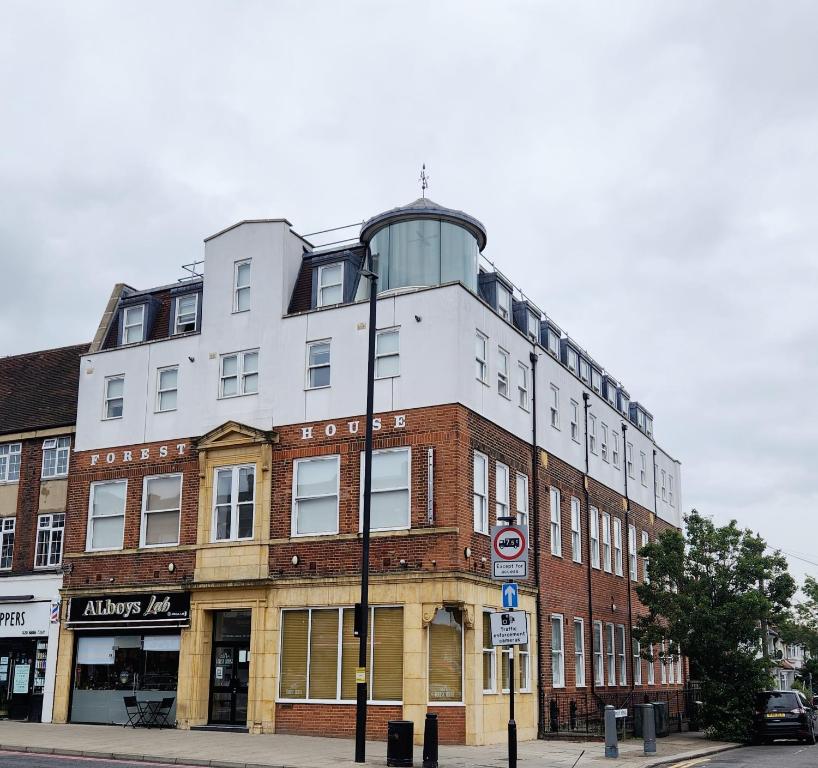 a building on the corner of a street at Forest House Hotel in London