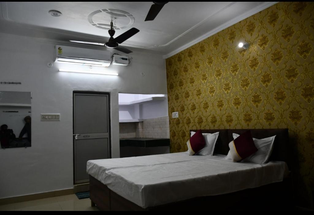 Tempat tidur dalam kamar di Ram Madaiya Home stay