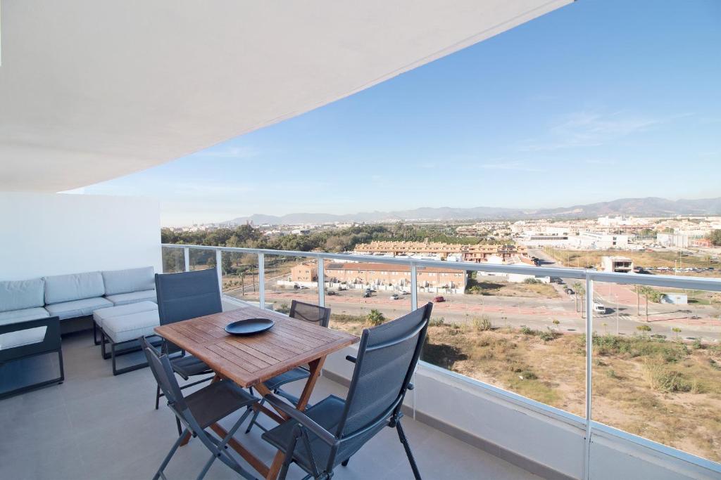 Balkón nebo terasa v ubytování Global Properties, Apartamento con terraza y vistas al mar y a la montaña