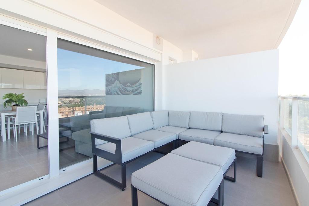 Posezení v ubytování Global Properties, Apartamento con terraza y vistas al mar y a la montaña
