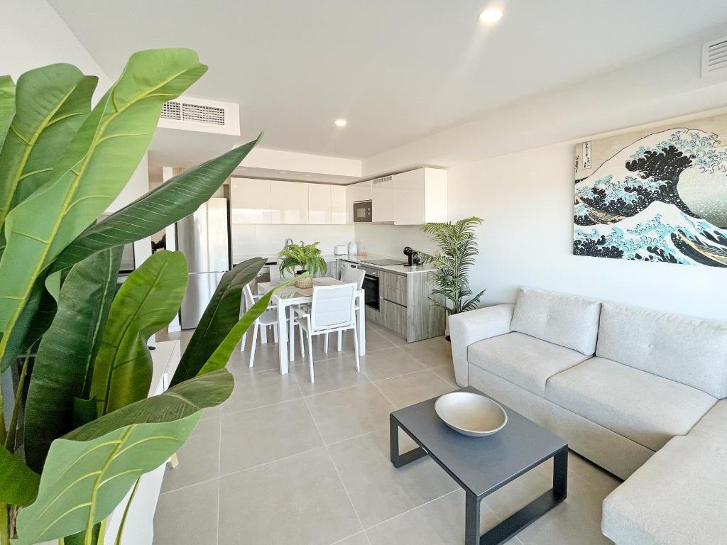 Posezení v ubytování Global Properties, Apartamento con terraza y vistas al mar y a la montaña