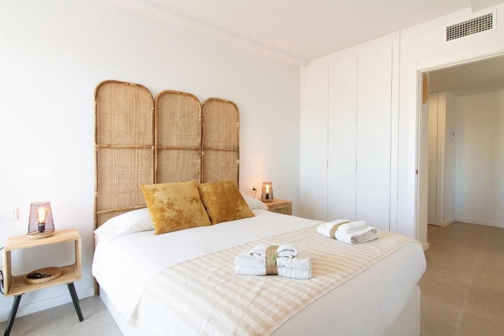 Postel nebo postele na pokoji v ubytování Global Properties, Apartamento con terraza y vistas al mar y a la montaña