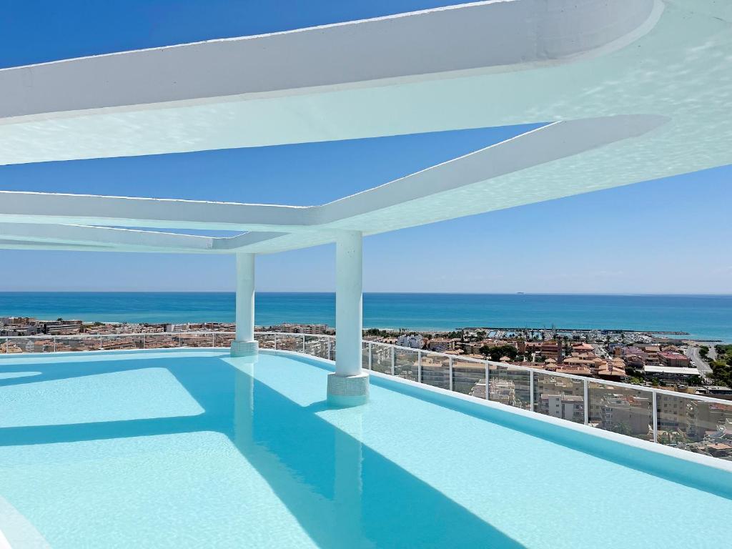 Bazén v ubytování Global Properties, Apartamento con terraza y vistas al mar y a la montaña nebo v jeho okolí