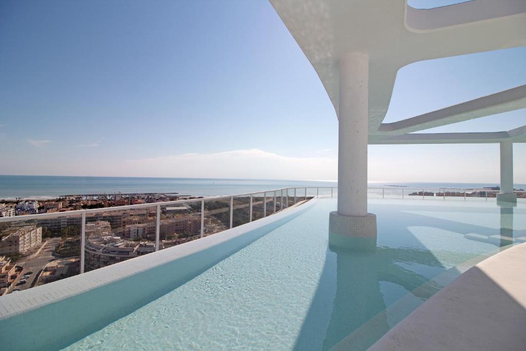 Bazén v ubytování Global Properties, Apartamento con terraza y vistas al mar y a la montaña nebo v jeho okolí