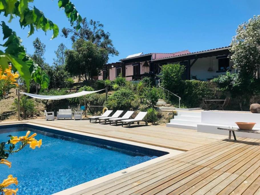 un patio trasero con piscina y una casa en Stunning fazenda w/ beautiful pool and privacy, 