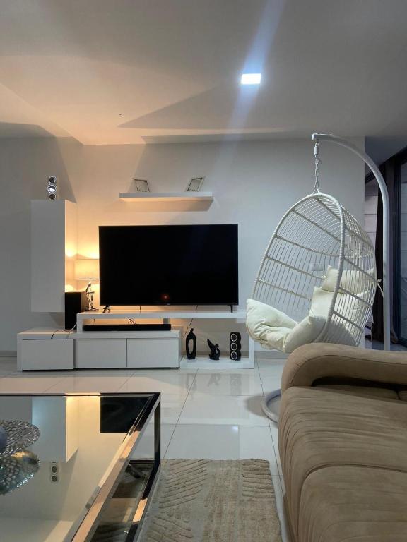 TV a/nebo společenská místnost v ubytování NICE DUPLEX, PRAIA