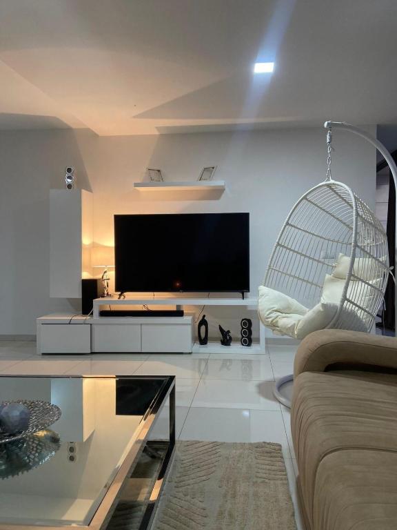 TV a/nebo společenská místnost v ubytování NICE DUPLEX, PRAIA