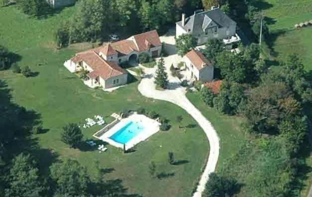 een luchtzicht op een huis met een zwembad bij Domaine la Cabane luxe vakantiehuizen met zwembad in Dégagnac