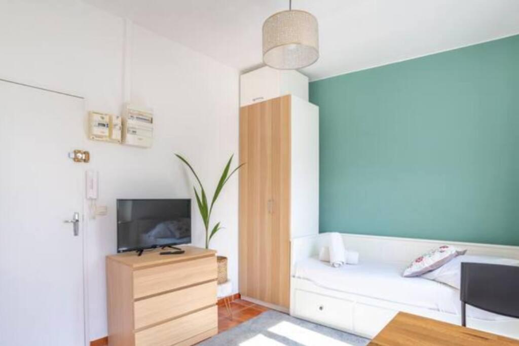 un salon avec un canapé et une télévision dans l'établissement Charmant studio proche de la timone, à Marseille